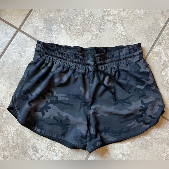 Zyia Camo Flip It shorts - Picture 1 of 2